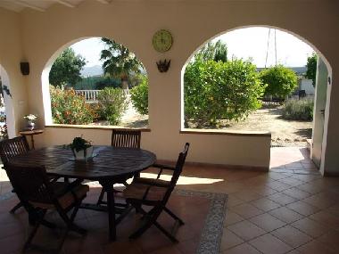 Die groe Arkadenterrasse mit Zugang zum Pool wird sicherlich ihr Hauptaufenthaltsort sein