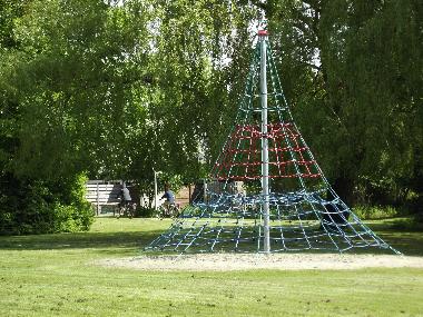 Kletterpyramide im Park