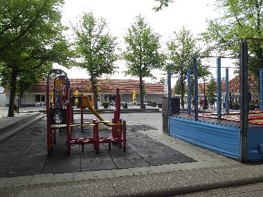 Spielplatz und Trampolin im Zentrum des Parks