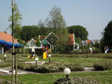 Minigolf und Hallenbad im Hintergrund mit Rutsche