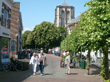 Fugngerzone in Zierikzee mit Wahrzeichen im Hintergrund