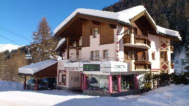 Unser Haus liegt in Samnaun-Ravaisch, nur 1 Gehminute zu den Parallelseilbahnen - im gr�ssten Skigeb