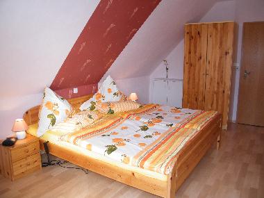 Das ruhige  Schlafzimmer mit Balkon der Fewo 