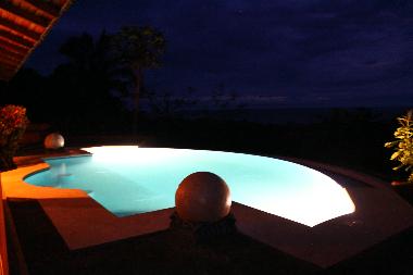 Pool bei Nacht