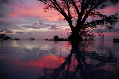 Pool bei Sonnenuntergang