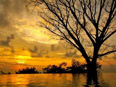 Pool bei Sonnenuntergang