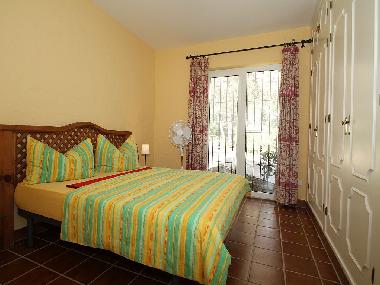 Schlafzimmer mit Blick in den Garten