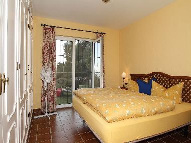 Schlafzimmer mit Blick in den Garten