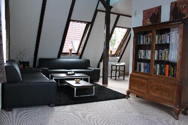 Wohnbereich mit Sitzecke und Bcherschrank