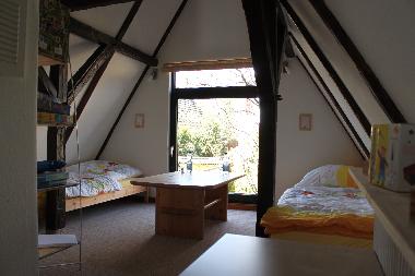 Kinderzimmer mit 2 Betten, Tisch, Regal mit Spielen und B�chern, Bastel/Zeichentisch, Kleiderstange 