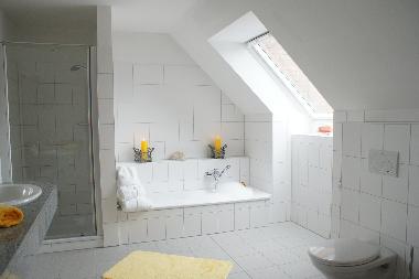 Neben diesem Vollbad im Obergeschoss befindet sich ein zus�tztliches Duschbad im Erdgeschoss.