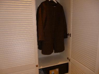 Abstell- und Garderobenschrank mit Laptop-Tresor