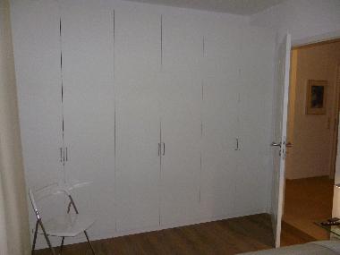 Das Schlafzimmer 1 - viel Platz im 3m breiten Kleiderschrank