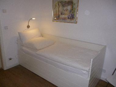 Das Schlafzimmer 2 - gem�tliches Einzelbett, wird  mit ausziehbarem Bett zum Doppelbett 