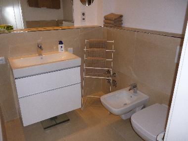 Das Komfort-Badezimmer - Waschtisch mit viel Schrankplatz, WC und Bidet