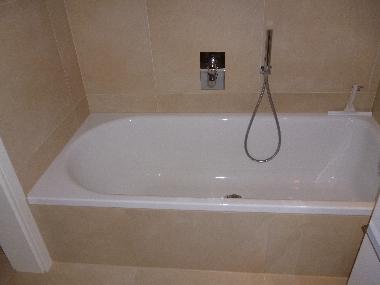 Das Komfort-Badezimmer - die gro�e Badewanne mit Duschzone