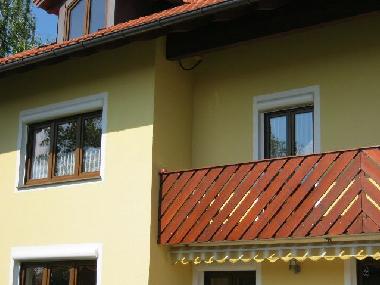 Balkon mit zwei Sitzgelgenheiten