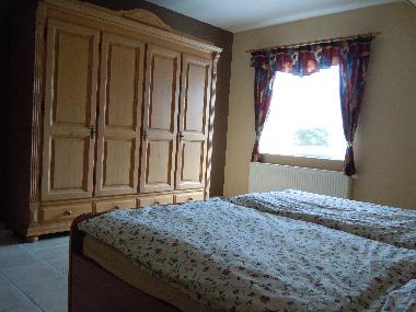 Separates Schlafzimmer mit Doppelbett und Kinderbett aus einem anderer Blickwinkel