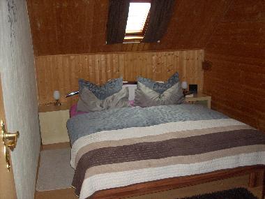 Schlafzimmer mit Doppelbett