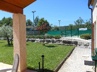 Blick von der Terrasse auf den Tennisplatz