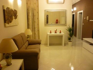 Salon. Der weie Tisch ist ausziehbar