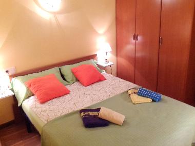 Schlafzimmer I: 1 Doppelbett, Nachttischchen, Kleiderschrank