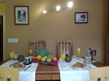 Wohn- und Esszimmer, aufklappbarer Tisch, Stühle