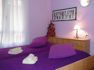 Schlafzimmer II: 2 Einzelbetten, Kleiderschrank, Nachtkästchen