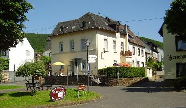 Hausansicht vom Moselufer