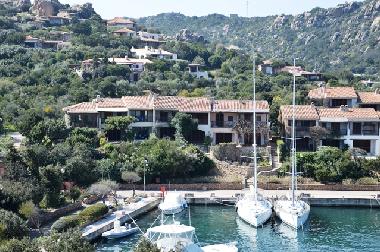 Blick auf die Villa Aldia von dem Hafen von Porto Cervo Marina