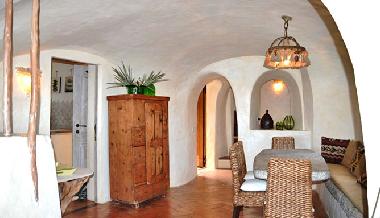 Hinten links Hauseingang, weiter davor links Eingang zur Kche