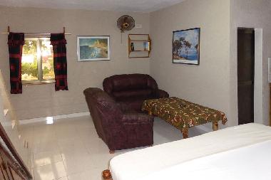 Sitzecke zum verweilen.mit Ventilo und B�chergestell.