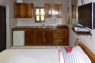 K�che mit Rechaud.Alles Geschirr vorhanden.Maase des Bettes 200 x 190 cm Neue Matratze