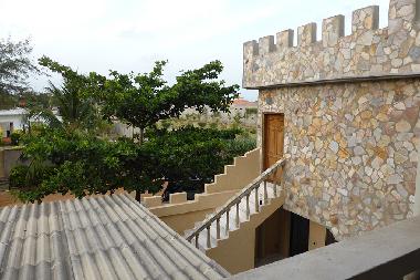 Eingang zum Schlossstudio!Auf Terasse sind Tische,St�hle und Dusche installiert inklusiv Grill!