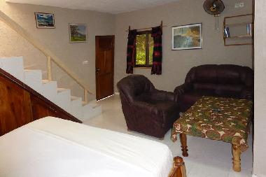 Eingang des Studios,plus Treppe auf Terasse