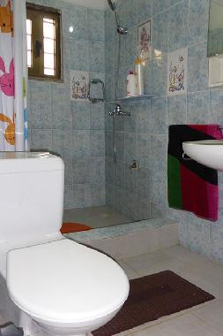 Badzimmer mit Schweizer Sanit�r Anlagen!Im ganzen Studio WARM u. KALT Wasser!