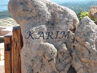 Grundstckseingang mit gekennzeichnetem Stein