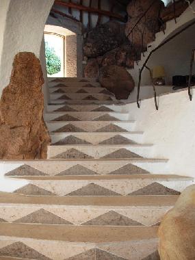 Eingangsbereich, rechts hoch zu den Schlafzimmern und Zugang....