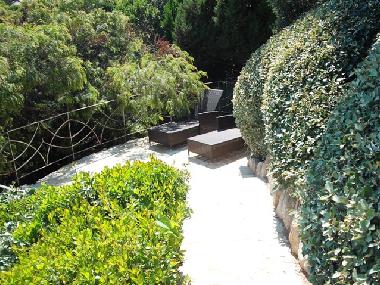 Kleine, versteckte Seitenterrasse mit Sonnenliegen