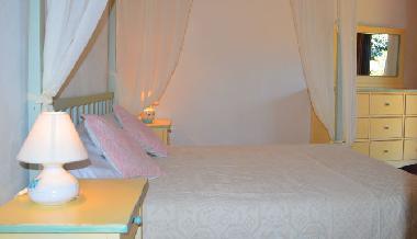 Schlafzimmer mit Baldachin und Bad "en suite" und Gartenzugang