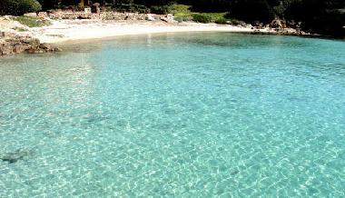 Blick vom Bootssteg auf den Strand der "Dolce Sposa"