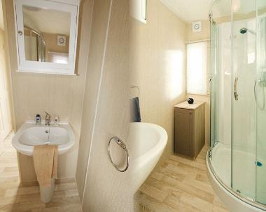 Badezimmer mit Dusche