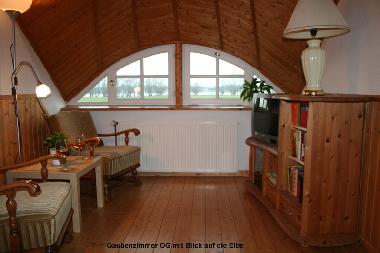 Gaubenzimmer mit Elbblick