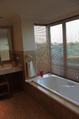 Bad mit Wanne und Dusche