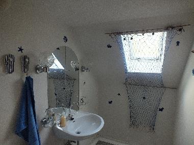 WC und Waschbecken (Dusche separat)