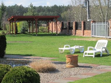 Grosser Garden mit DoppelteCarport