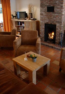 Sitzecke mit Kamin und TV