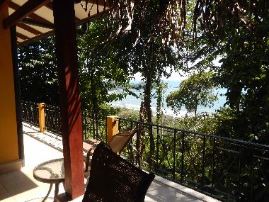 Blick von Terrasse ueber Dominicalito und Pazifik