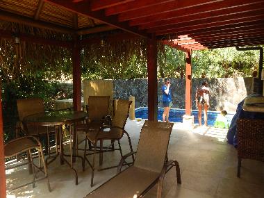Terrasse mit Schwimmbad und Tiki-Huette