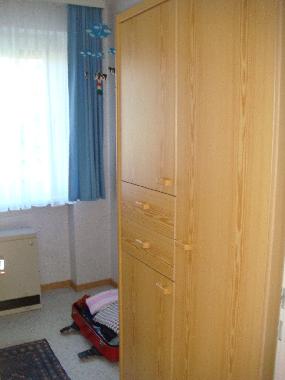 Kleiderschrank im KInderzimmer